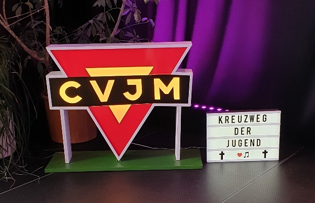 Jesu Kreuz auf jungen Schultern